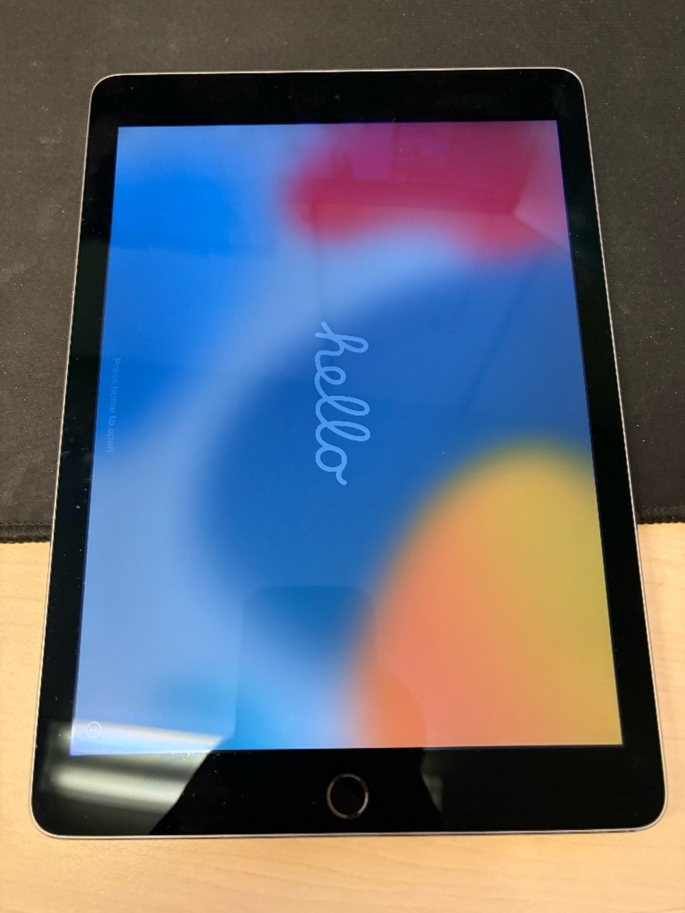 Apple iPad Air 2 A1566 32GB, Wi-Fi, 9.7 in - Space Gray *Good condition*